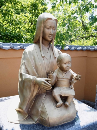 赤ちゃんの織田信長をひざに乗せる土田御前の像＝岐阜県可児市