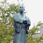 住んでいた地の近くに立つ由利公正の銅像＝福井市の由利公正広場