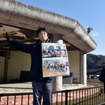 こわれた校舎の前で、かつての大川小学校の様子を説明する佐藤敏郎さん（左）と鈴木典行さん＝１月、宮城県石巻市