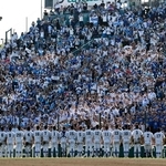 サヨナラ勝ちした岐阜県立岐阜商業高校ナインともり上がるアルプススタンド＝２０２５年８月、甲子園球場