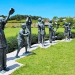 子どもたちと先生ら１１人が並ぶ「瀬戸内少年野球団」の像＝洲本市のウェルネスパーク五色