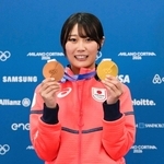 ミラノ・コルティナ冬季五輪で獲得した二つのメダルを手にする村瀬心椛選手＝２月、イタリア・リビーニョ