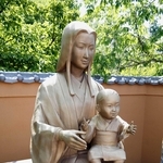 赤ちゃんの織田信長をひざに乗せる土田御前の像＝岐阜県可児市
