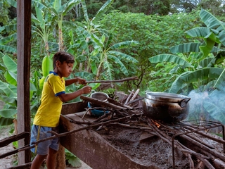 父親がとってきた魚をかまどで調理するパオロさん（日本ユニセフ協会提供）