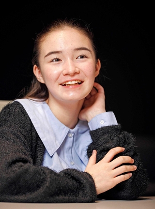 「家では英語、学校では日本語を使っています。日本語でのインタビューは初めてなので少しきんちょうします」とゴーマン・シャノン・眞陽さん