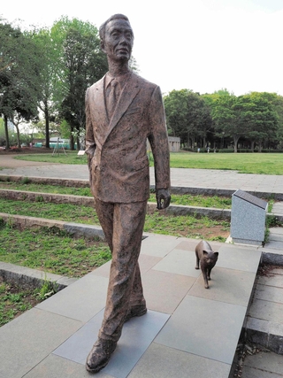 ネコを連れて散歩する朝永振一郎の銅像＝茨城県つくば市の中央公園