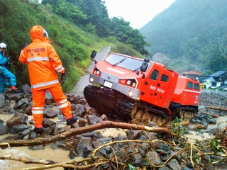 ２０１７年、九州北部の豪雨で福岡県と大分県に出動したレッドサラマンダー（愛知県岡崎市消防本部提供）