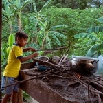 父親がとってきた魚をかまどで調理するパオロさん（日本ユニセフ協会提供）