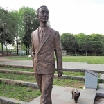 ネコを連れて散歩する朝永振一郎の銅像＝茨城県つくば市の中央公園