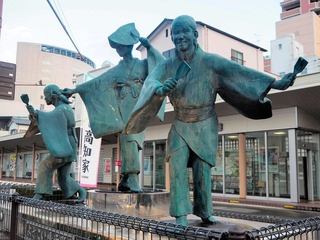 鳴子を手に３人がおどる「よさこい鳴子踊り」の像＝高知市のはりまや橋観光バスターミナル