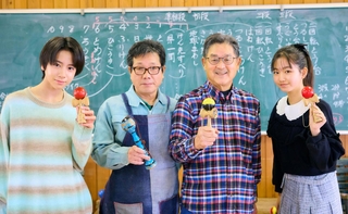 左から石川綾眞さん、けん玉職人の鍋谷一也さん、けん玉講師の砂原宏幸さん、井上美聖さん＝広島県廿日市市