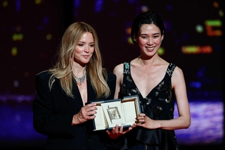 カンヌ国際映画祭で女優賞を受賞した岡本多緒さん（右）とビルジニー・エフィラさん＝フランス・カンヌ（ロイター＝共同）