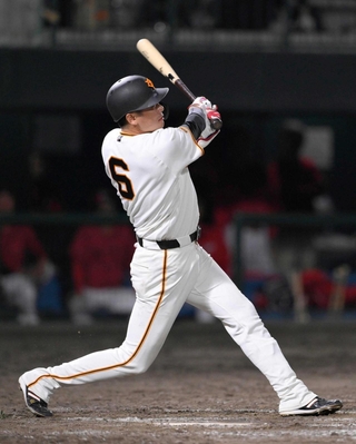 ５月１３日の広島戦で通算３００号となる逆転サヨナラ本塁打を放ったプロ野球巨人の坂本勇人選手＝セーレン・ドリームスタジアム