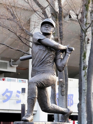 フルスイングをする衣笠祥雄さんの銅像＝京都市右京区の西京極総合運動公園