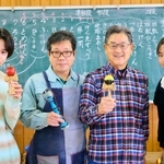 左から石川綾眞さん、けん玉職人の鍋谷一也さん、けん玉講師の砂原宏幸さん、井上美聖さん＝広島県廿日市市