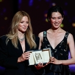 カンヌ国際映画祭で女優賞を受賞した岡本多緒さん（右）とビルジニー・エフィラさん＝フランス・カンヌ（ロイター＝共同）