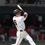 ５月１３日の広島戦で通算３００号となる逆転サヨナラ本塁打を放ったプロ野球巨人の坂本勇人選手＝セーレン・ドリームスタジアム