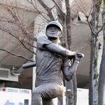 フルスイングをする衣笠祥雄さんの銅像＝京都市右京区の西京極総合運動公園