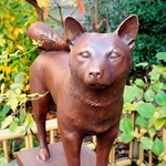 落語「元犬」に登場する犬の像＝東京都台東区の蔵前神社