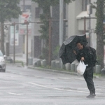 台風６号の影響で風雨が強まる中、歩く男性＝６月２日、鹿児島市