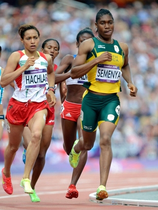 ２０１２年８月、ロンドン五輪の女子８００メートル予選で走るキャスター・セメンヤ選手（右）。生まれつき男性ホルモンの数字が高く、「女子の種目に出るのは公平か」との意見も出た＝ロンドン五輪スタジアム