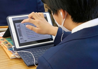 デジタル教科書を使う子ども＝２０２４年２月、茨城県守谷市（写真の一部を加工しています）