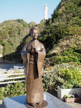 塩屋埼灯台をバックに立つ美空ひばりの銅像＝福島県いわき市の雲雀乃苑