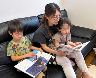 子どもに絵本を読み聞かせる外山江里香さん＝１４日、新潟県三条市