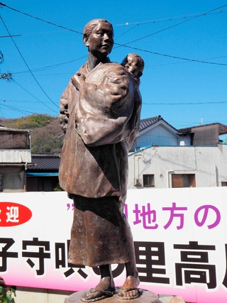 「中国地方の子守唄」をイメージした像＝岡山県井原市の井原鉄道・子守唄の里高屋駅前