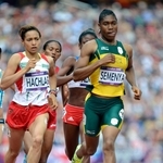 ２０１２年８月、ロンドン五輪の女子８００メートル予選で走るキャスター・セメンヤ選手（右）。生まれつき男性ホルモンの数字が高く、「女子の種目に出るのは公平か」との意見も出た＝ロンドン五輪スタジアム