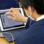 デジタル教科書を使う子ども＝２０２４年２月、茨城県守谷市（写真の一部を加工しています）