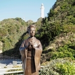 塩屋埼灯台をバックに立つ美空ひばりの銅像＝福島県いわき市の雲雀乃苑
