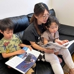 子どもに絵本を読み聞かせる外山江里香さん＝１４日、新潟県三条市