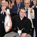 大相撲名古屋場所で優勝し、タイを手にする安青錦関＝７月、名古屋市