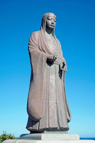 太平洋をのぞむ城あとに立つ養珠院の銅像＝千葉県勝浦市の八幡岬公園