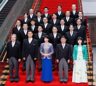 第２次高市改造内閣が発足し、記念写真に納まる高市早苗首相（前列中央）と閣僚ら＝９月１７日、首相官邸