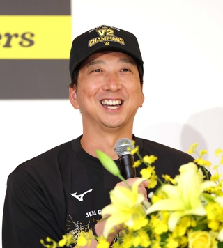 会見で笑顔を浮かべる阪神・藤川球児監督＝広島市南区、グランドプリンスホテル広島