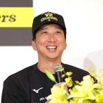 会見で笑顔を浮かべる阪神・藤川球児監督＝広島市南区、グランドプリンスホテル広島