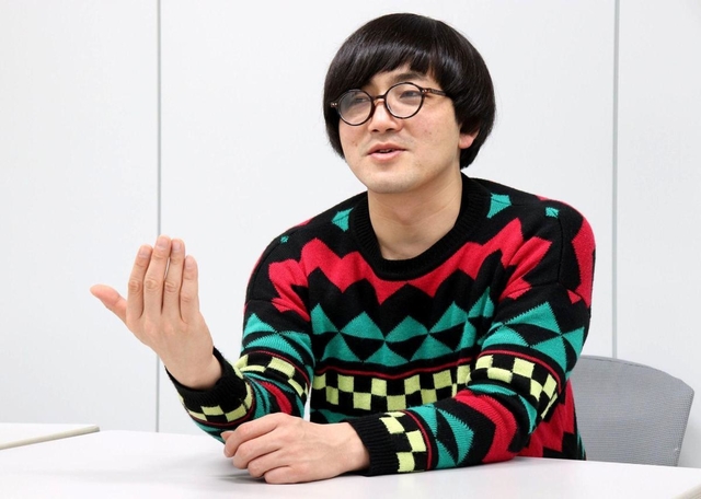 垂水区の心霊スポットについて話す松原タニシさん＝神戸市内