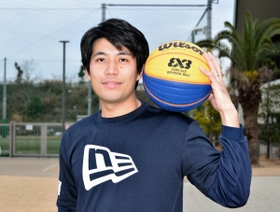 教師を務めながら、東京五輪の新種目３人制バスケのメンバー入りを目指す中村大輔さん＝播磨町本庄、うみえーる広場