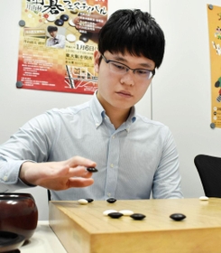 タイトル獲得を目指し囲碁に打ち込む余正麒八段＝大阪市中央区北浜１、関西棋院