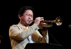 「いつか無の境地で吹けるようになりたい」と語り、ステージに立つ広瀬未来さん＝神戸文化ホール（撮影・中西大二）