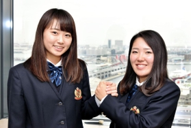 今年のプロテスト合格を目指す安田祐香さん（左）と古江彩佳さん＝神戸市役所