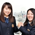 今年のプロテスト合格を目指す安田祐香さん（左）と古江彩佳さん＝神戸市役所