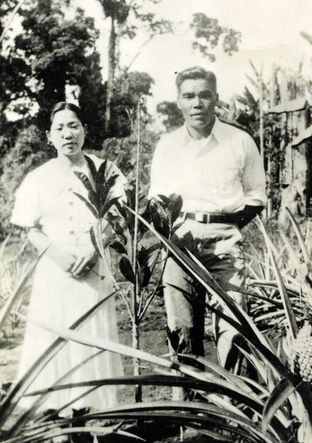 フィリピンに住んでいた頃の加武三代子さん（左）と夫の喜三郎さん＝１９３７年