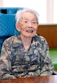 フィリピン・ミンダナオ島での日々を振り返る加武三代子さん＝高砂市内