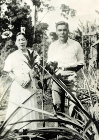 フィリピンに住んでいた頃の加武三代子さん（左）と夫の喜三郎さん＝１９３７年