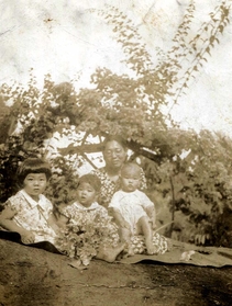 （前列左から）長女ミドリさん、次女英子さん、長男茂さんと写真に納まる加武三代子さん＝１９４１年、フィリピン