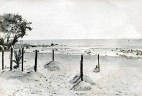 フィリピン・ルソン島バターン半島の海岸に立つ墓標