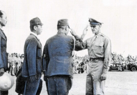 進駐に関する指示を受けるため、マッカーサー将軍のいるフィリピン・マニラに着いた日本の降伏軍使